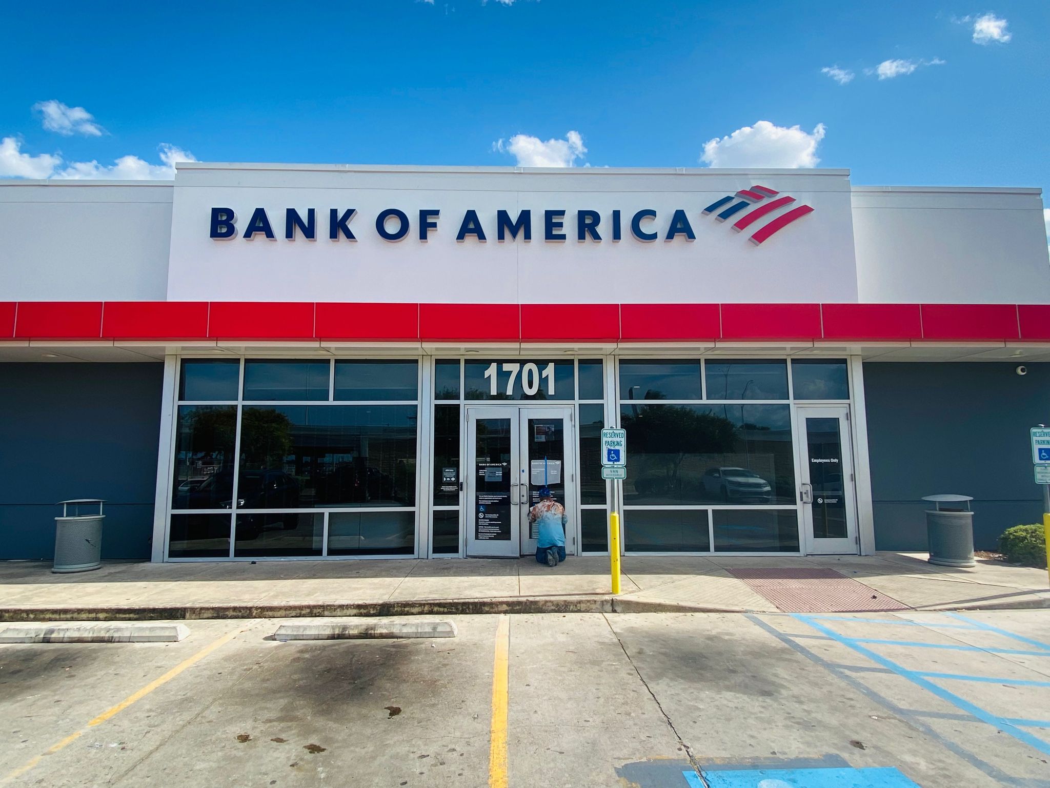 We delivered a corporate identity signage project, enhancing Bank of America's storefront with precision and clarity.